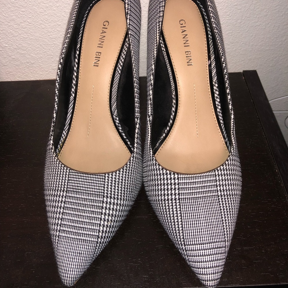 Gianni Bini size 8 plaid pumps.